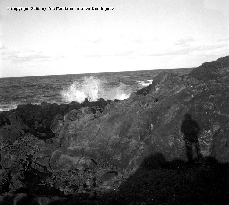 TAM_Ana_Havea_03.jpg - Easter Island. 1960. Bay and cave of Ana Havea. The shadow on the rocks is the sculptor's.